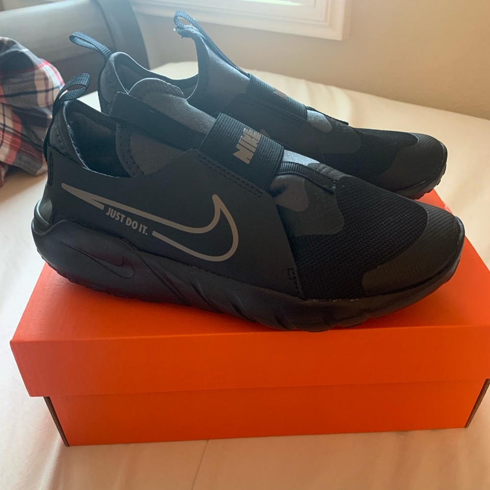 Brand new Nike flex runner 2 size 4.5y